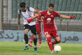 دیدار تیم‌های فوتبال تراکتور و نفت مسجدسلیمان