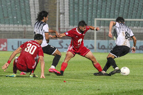 دیدار تیم‌های فوتبال تراکتور و نفت مسجدسلیمان