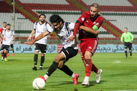 دیدار تیم‌های فوتبال تراکتور و نفت مسجدسلیمان