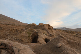 روستای تاریخی حیله ور که شیوه معماری آن منحصر به فرد و خانه های آن در دل زمین بصورت زاغه های زیبا و با سبک معماری بسیار عالی کنده شده و حتی قابل قیاس با خانه های صخره ای کندوان است،به لحاظ اینکه خانه ها در دل زمین حفاری شده، از استتار کافی برخوردار بوده و از فاصله نه چندان دور قابل رویت نیست نام حیله ور به خود گرفته است ولی تمامی این خانه های زاغه ای که بیش از دویست واحد تخمین زده می شود دراثر حمله مغول ها در قرن هفتم هجری از سکنه خالی شده اند.