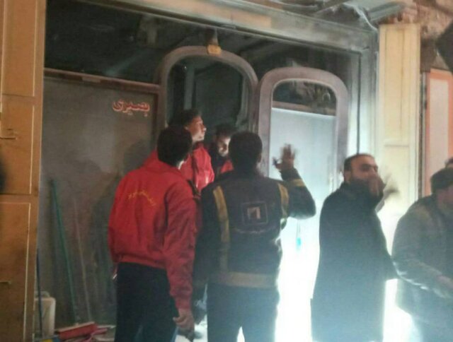 آتش سوزی سطحی یک مغازه تابلو فروشی در بازار تبریز اطفاء شد