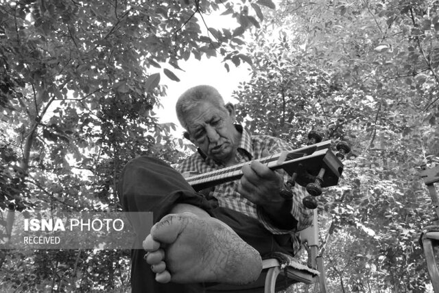 دیوانه‌ای که با نواختن تار، عاقل می‎شد