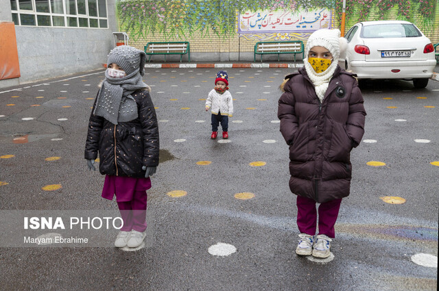 عکس خبر آرشیوی است. شروط وزارت بهداشت برای بازگشایی مدارس؛ پنجره کلاسها باز باشد و دانشآموزان با لباس گرم بیایند