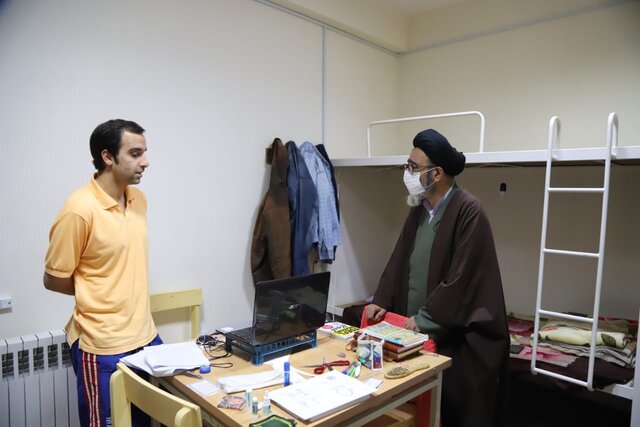 بازدید سرزده امام جمعه تبریز از خوابگاه دانشجویان