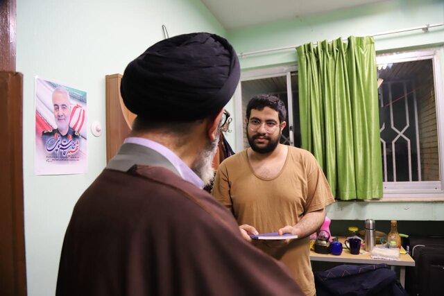 بازدید سرزده امام جمعه تبریز از خوابگاه دانشجویان