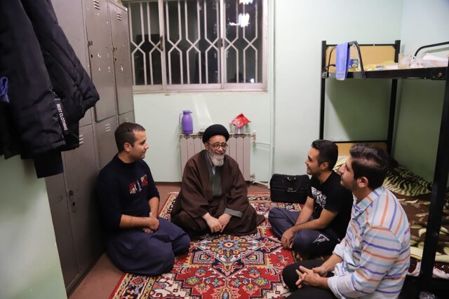 بازدید سرزده امام جمعه تبریز از خوابگاه دانشجویان