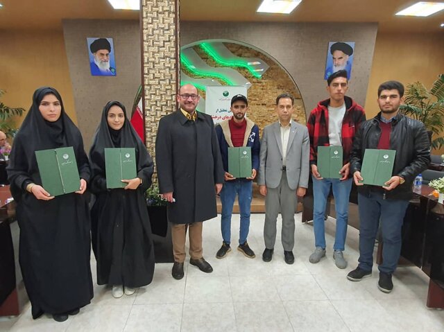 تجلیل از پذیرفته شدگان برتر کنکور سراسری در مناطق روستایی توسط پست بانک ایران در تبریز