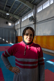 زهرا اسدی از دوران دبیرستان فعالیت ورزشی درزمینه والیبال داشته و در دانشگاه  هم به این ورزش پرداخته است.
در زمان فعالیت در بیمارستان در باشگاه دانشگاه علوم پزشکی به صورت غیر حرفه‌ای و به عنوان نرمش و تفریح مشغول بوده است.