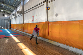 زهرا اسدی از دوران دبیرستان فعالیت ورزشی درزمینه والیبال داشته و در دانشگاه  هم به این ورزش پرداخته است.
در زمان فعالیت در بیمارستان در باشگاه دانشگاه علوم پزشکی به صورت غیر حرفه‌ای و به عنوان نرمش و تفریح مشغول بوده است.