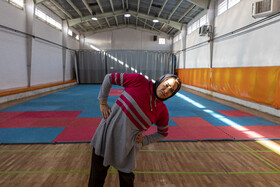 زهرا اسدی از دوران دبیرستان فعالیت ورزشی درزمینه والیبال داشته و در دانشگاه  هم به این ورزش پرداخته است.
در زمان فعالیت در بیمارستان در باشگاه دانشگاه علوم پزشکی به صورت غیر حرفه‌ای و به عنوان نرمش و تفریح مشغول بوده است.