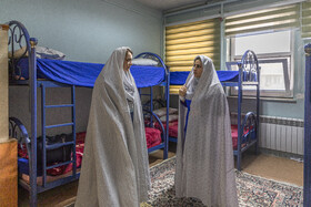 ساناز و زهرا در حال آماده شدن برای نماز خواندن هستند.