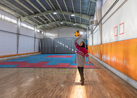 زهرا اسدی از دوران دبیرستان فعالیت ورزشی درزمینه والیبال داشته و در دانشگاه  هم به این ورزش پرداخته است.
در زمان فعالیت در بیمارستان در باشگاه دانشگاه علوم پزشکی به صورت غیر حرفه‌ای و به عنوان نرمش و تفریح مشغول بوده است.