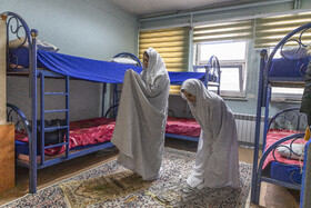 ساناز و زهرا در حال خواندن نماز هستند.