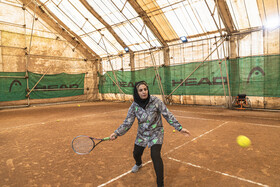 ساناز احمدی بیشتر از۲۰ سال تکواندو کار می‌کند ولی فرصتی برای شرکت در مسابقات را نداشته‌ است و حدود چند سالی نیز تنیس خاکی بازی می‌کند.