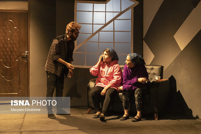 نمایش «و چند داستان دیگر....» در تبریز به روی صحنه رفت