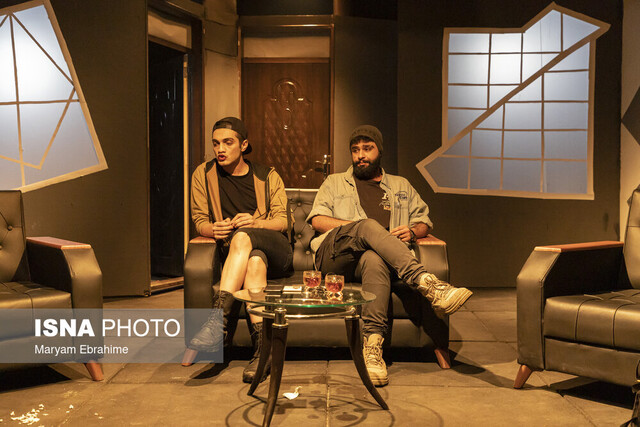 نمایش «و چند داستان دیگر....» در تبریز به روی صحنه رفت