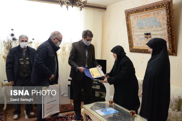 دیدار با خانواده شهید مدافع حرم «صمد فاتح نژاد» در قالب طرح «قابهای ماندگار»