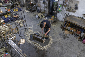 یکی از  قسمت‌های پایانی کار وسایل تزیینی خانه از جمله میز و کنسول و آیینه شمعدان و ...، چسباندن نگین است.