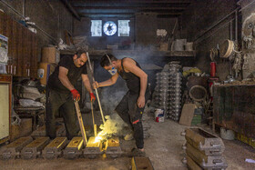 دود و گرد و غبار موجود در واحدهای ریخته‌گری به طرق مختلف در انسان ایجاد ناراحتی می‌کند.