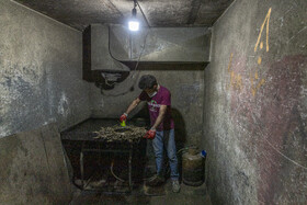 کارگر درحال شستن قطعه با نفت 