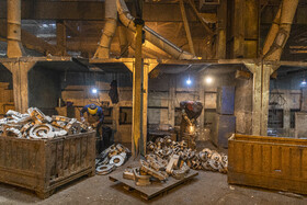 یکی از زیان‌های شغل ریخته‌گری علاوه بر تنفس دود و غبار، قطع عضوهای مختلف بدن حین کار با مواد مذاب است.