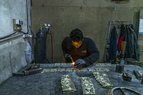 از رایج‌ترین روش‌های ساخت آیینه شمعدان، لوستر، میز و سایر وسایل کاربردی خانه و همچنین ساخت قطعات صنعتی روش ریخته‌گری است.