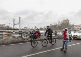 مراسم راهپیمایی چهل و سومین سالگرد پیروزی شکوهمند انقلاب اسلامی روز جمعه ۲۲بهمن ۱۴۰۰ در تبریز و همزمان با دیگر شهرهای کشور با حضور پرشور مردم به شکل موتوری و خودرویی از میدان ایل گلی به سمت میدان ساعت برگزار شد.