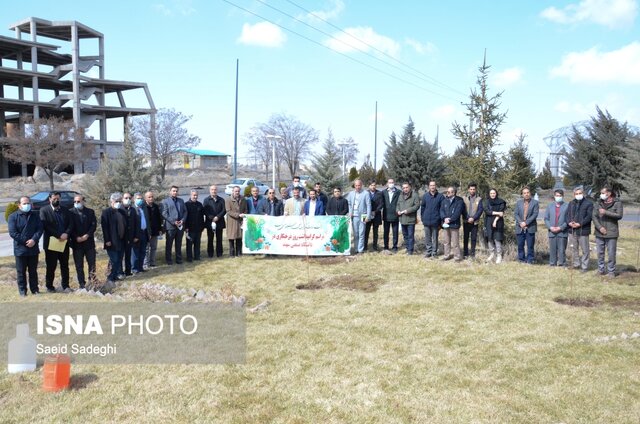 ارزش گذاری همکاری صنایع مختلف با دانشگاه صنعتی سهند با کاشت نهال در هفته درختکاری