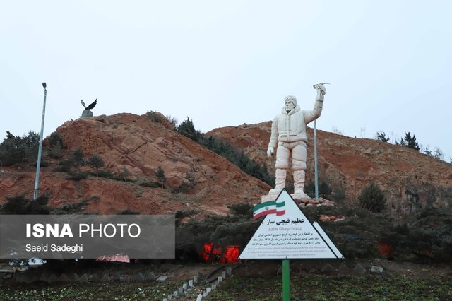مجسمه «عظیم قیچی ساز» کوهنورد برجسته تبریزی در کوه عینالی عینالی؛ بزرگترین تفرجگاه کوهستانی تبریز