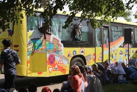 اهدای شادی به محلات تبریز با  اتوبوس‌ شادی
