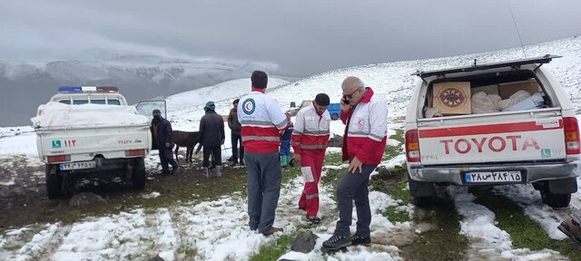 شهرستانهای اهر و سراب آذربایجان شرقی درگیر برف/ عشایر گرفتار در برف اسکان اضطراری یافتند