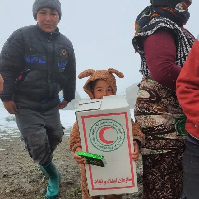 شهرستانهای اهر و سراب آذربایجان شرقی درگیر برف/ عشایر گرفتار در برف اسکان اضطراری یافتند