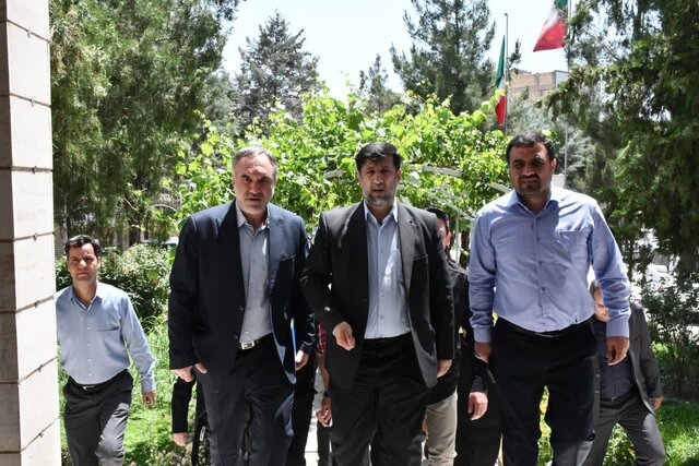 بازدید سرپرست وزارت جهادکشاورزی از دومین شهرک بزرگ گلخانهای استان در عجبشیر