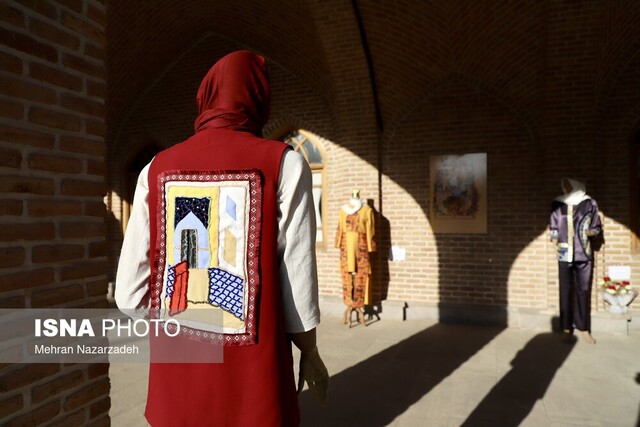 نمایشگاه «مد و لباس ایرانی اسلامی» در باغ کمال تبریز بگذاریم در ایران «صنعت مُد» ایجاد شود/ در طراحی لباس به جامعه نزدیک شویم