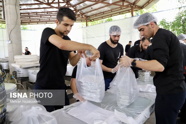عکس خبر تزئینی است پخت و توزیع ۱۰۰۰ پرس غذا در شب ۲۱ ماه مبارک رمضان در حاشیه شهر یاسوج