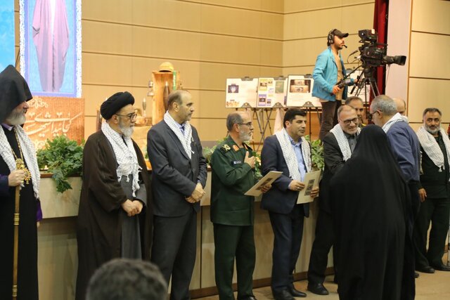 تجلیل از خانوادههای شهدا و ایثارگران آذربایجان شرقی به مناسبت هفته دفاع مقدس