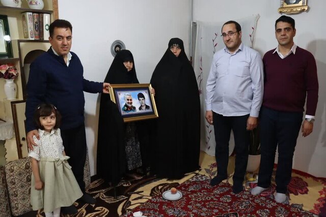 دیدار شهردار تبریز با خانواده معظم دو سرباز شهید