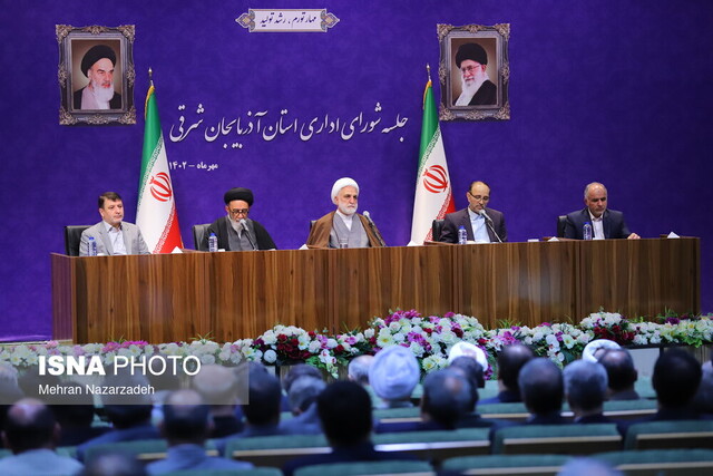 بسیاری از مشکلات مردم با همفکری تمامی مسئولان استانی حل میشود