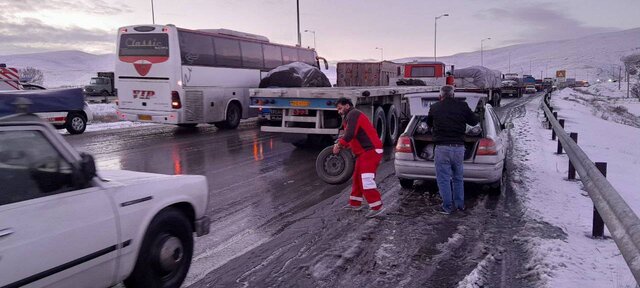 کمک رسانی به ۶۲۲ خودروی گرفتار در برف در محورهای کردستان