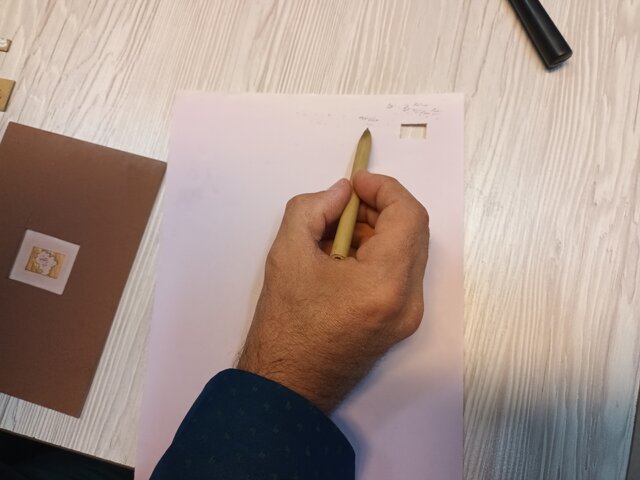 خوشنویسی که هنرش با ذرهبین دیده میشود