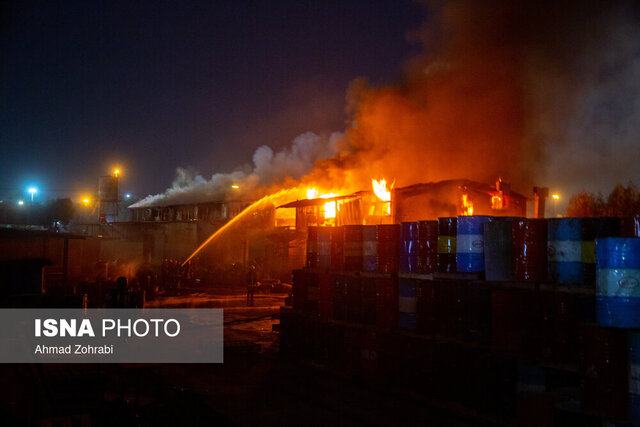 عکس آرشیوی است آتشسوزی کارخانه رنگ در شهرک شهید سلیمی آذرشهر و مصدومیت ۹ نفر