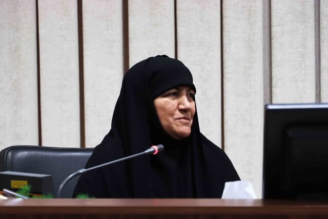 اشکهایش فقط یک تکان تا سرازیر شدن فاصله داشت/دستی که برای آخرین بار گرفته شد