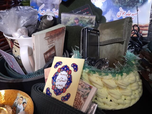 اشکهایش فقط یک تکان تا سرازیر شدن فاصله داشت/دستی که برای آخرین بار گرفته شد