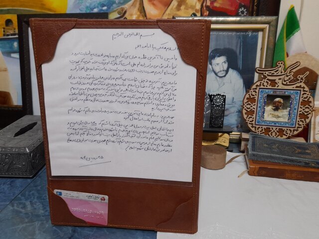 اشکهایش فقط یک تکان تا سرازیر شدن فاصله داشت/دستی که برای آخرین بار گرفته شد