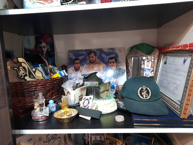 اشکهایش فقط یک تکان تا سرازیر شدن فاصله داشت/دستی که برای آخرین بار گرفته شد