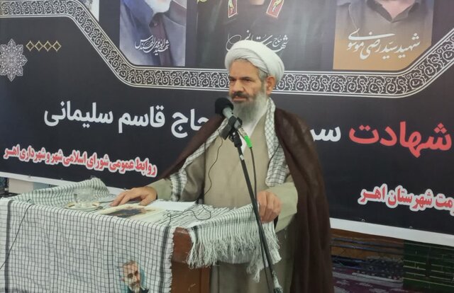 ایثار، اخلاص و تواضع از ویژگیهای مکتب شهید حاج قاسم سلیمانی است