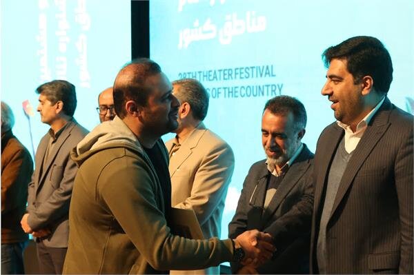 هنر و تئاتر باید شادی بخش و امید دهندهی جامعه باشد