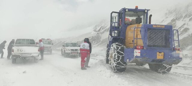 امدادگران هلال احمر با آمادگی کامل در حال خدمت رسانی به مردم ورزقان هستند