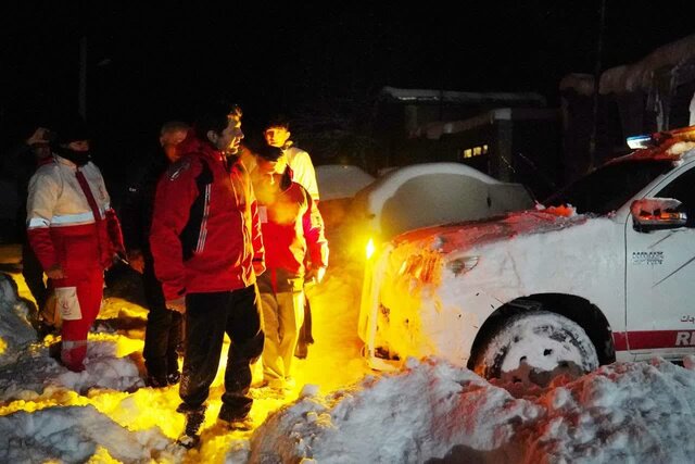 امدادگران هلال احمر با آمادگی کامل در حال خدمت رسانی به مردم ورزقان هستند