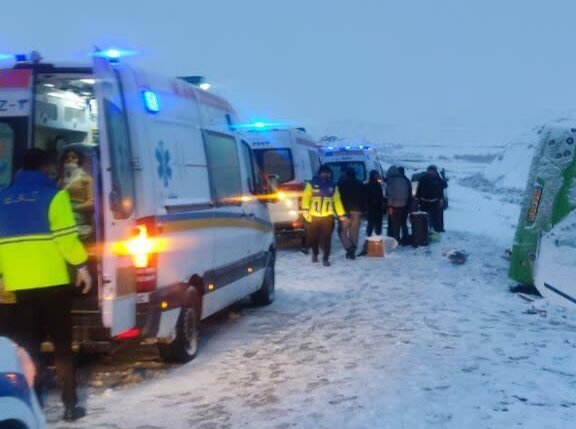 عکس تزیینی است مصدومیت ۸ نفر در تصادف محور تکاب_تخت سلیمان